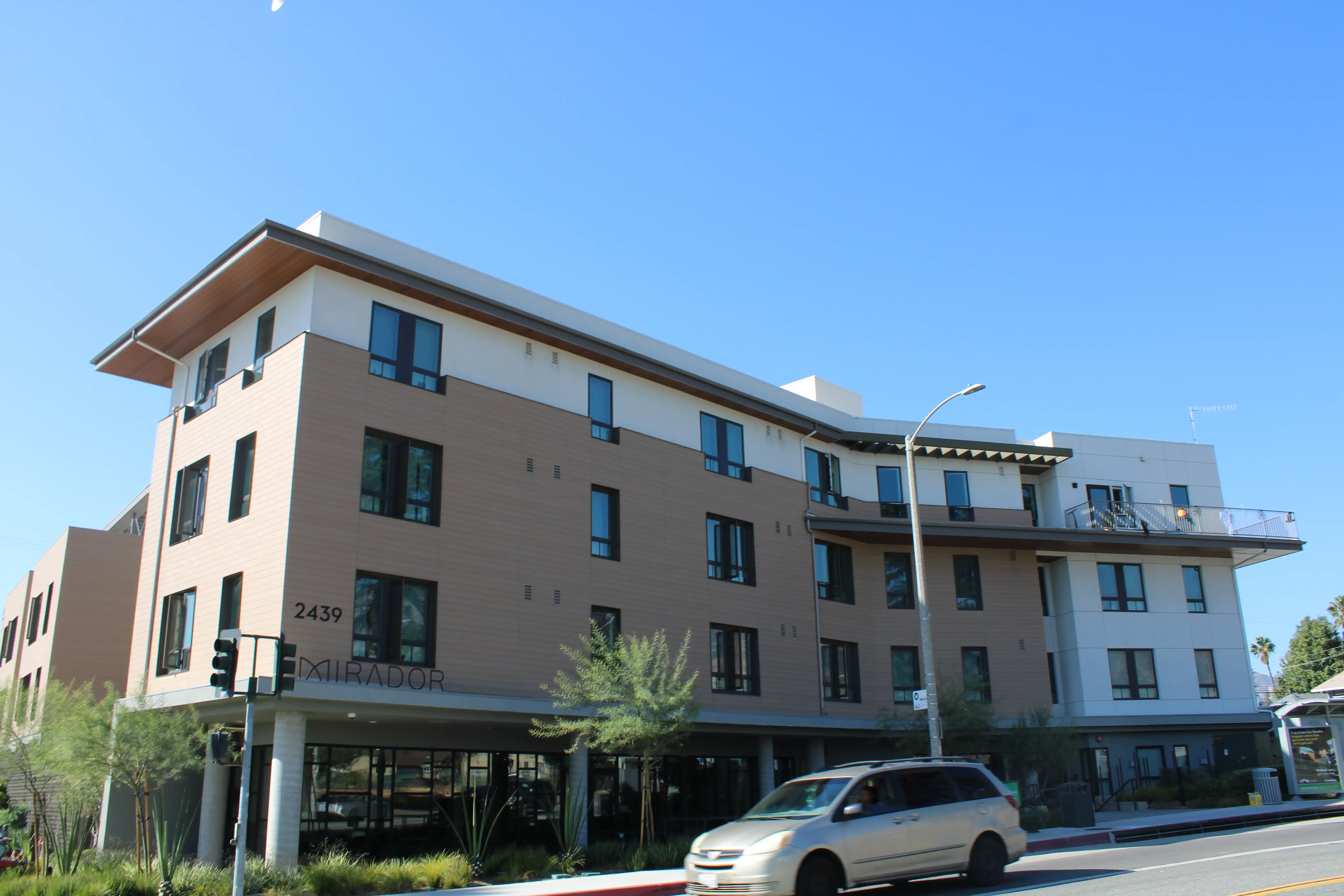 Mirador exterior wide shot